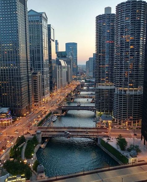 London house rooftop in Chicago! #ChicagoRooftop #ChitownMytown #Chicago London House Chicago, Palmer House Chicago, Rooftop Chicago, House Rooftop, Chicago Rooftop, Chicago Vacation, Millenium Park, Chicago Aesthetic, Chicago Summer