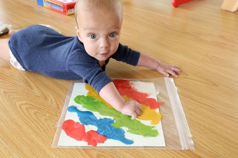 Tummy time painting... Baby's first painting and a fun tummy time activity all in one! 8 Month Old Art Projects, Infant Activities 5 Months, 4 Month Old Arts And Crafts, Fine Motor Activities For 8 Month Old, 6 Month Old Art Projects, Diy Tummy Time Activities, Tummy Time Activities 4 Month Old, Tummy Time Activities 3 Months, Activities For 3 Month Old