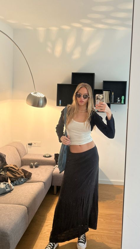 Tired Long Skirt Outfit, Black King Skirt Outfit, Y2k Fashion Skirts Long, Long Brown Skirt Outfit Summer, Long Skirt Long Sleeve Outfit, Black Flowy Maxi Skirt Outfit, Outfits With Long Skirts Black, Mid Black Skirt Outfit, Black Long Skirt Outfit Summer