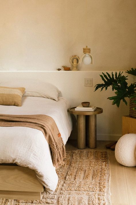 How to Create a Cozy and Earthy Bedroom - New Darlings Modern Couple Bedroom, Earthy Bedroom Aesthetic, Couple Bedroom Design, Cozy Earthy Bedroom, Soothing Bedroom, Wooden Bedroom Furniture, New Darlings, Earthy Bedroom, Southwestern Home