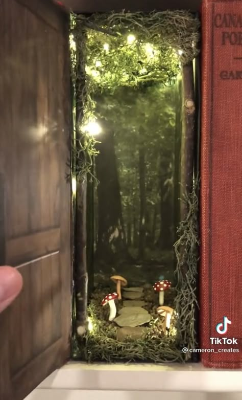 Book Nook Ideas, Koti Diy, Bookshelf Art, Nook Ideas, Astuces Diy, Tanah Liat, Garden Art Projects, Diy Crafts Hacks, Miniature Crafts