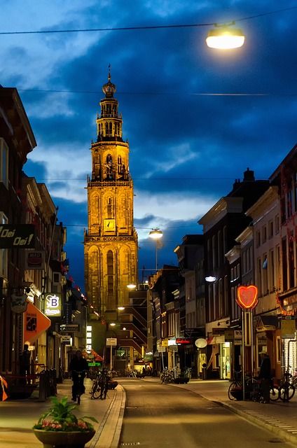 Een bezoek aan Groningen in de planning? Ga je op vakantie in Groningen? Dan zijn er een aantal dingen die je zeker moet doen, bijvoorbeeld een bezoek aan de Martinikerk. Ik deel meer tips met je. Groningen Netherlands, Dome Of The Rock, Photo Wall Decor, Concrete Building, City Trip, Clock Tower, City Buildings, Utrecht, Favorite City