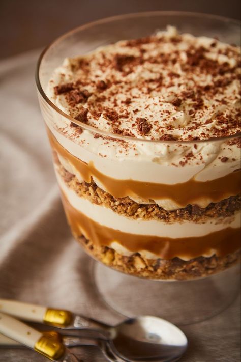 Horlicks Banoffee Pie Trifle Amazing Christmas Desserts, Trifle Bowl Recipes, Banoffee Pie Recipe, British Bake Off Recipes, Trifle Dessert Recipes, World Chocolate Day, Bake Off Recipes, Eclair Recipe, Book Cakes