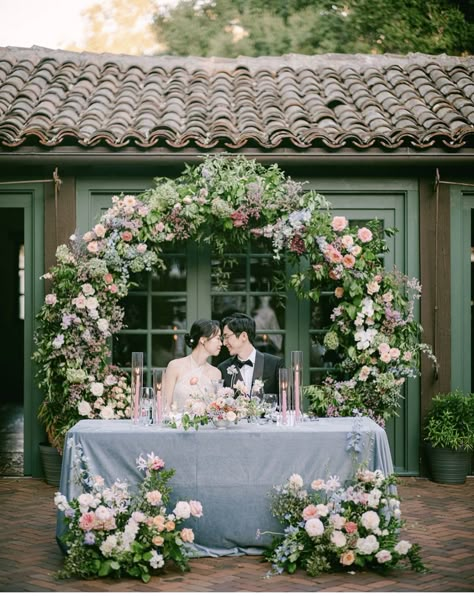 Sweetheart Table With Arch, Sweetheart Table Wedding Flowers, Sweetheart Table Backdrop, Sweetheart Table Flowers, Ceremony Table, Bridgerton Wedding, Installation Ideas, English Country Weddings, Sweetheart Table Decor