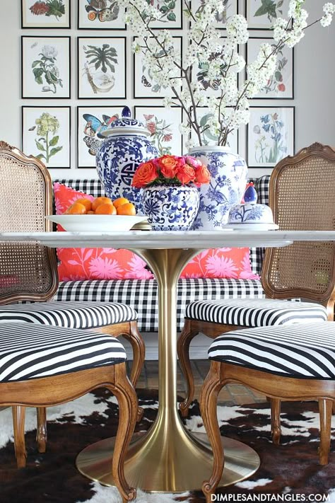 Eclectic Dining Room Round Table, Grand Millennial Breakfast Room, Conversation Nook Living Room, Bistro Breakfast Nook, Colorful Breakfast Nook, Breakfast Dining Area Ideas, Grandmillenial Dining Room Decor, Maximalist Dining Table, Dining Room Style Ideas