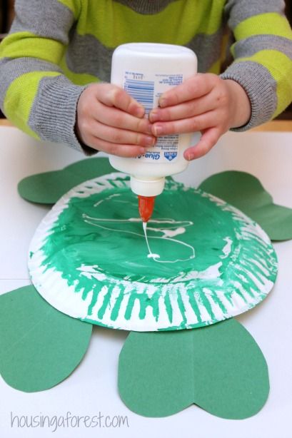 Clover Crafts Preschool, Paper Plate Shamrock Craft, Four Leaf Clover Art For Kids, Clover Activities For Toddlers, Four Leaf Clover Paper Craft, Polar Bear Craft, March Crafts, Bear Crafts, St Patrick's Day Crafts