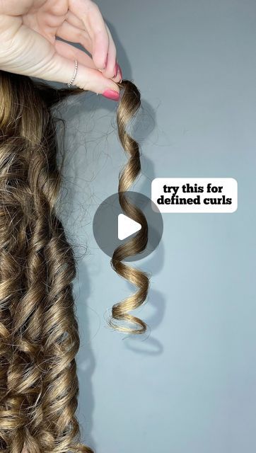 How To Finger Roll Hair, How To Curl Your Hair With Your Finger, How To Curl Hair With Finger, How To Finger Curl Your Hair, How To Finger Roll Curly Hair, Finger Curls Tutorial, Curly Finger Coiling, Wavy Hair Tips, Wet And Wavy Hair