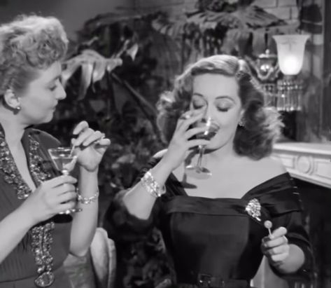 Tiny Shiny Things Vintage on Instagram: “When you re-download your dating apps...again...👀 Bette Davis( All About Eve) 1950” Golden Hollywood Aesthetic, Celeste Holm, Hollywood Video, 8mm Film, Classic Hollywood Glamour, Anna Karina, Old Hollywood Movies, Jayne Mansfield, All About Eve