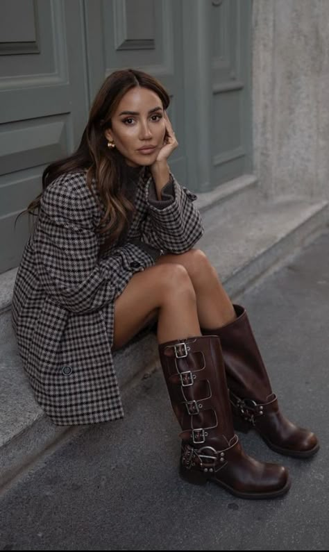 Brown Biker Boots, Biker Boots Outfit, Nyfw Outfits, Tamara Kalinic, Vuitton Outfit, Fall Boots Outfit, Winter Boots Outfits, Must Have Shoes, 2023 Outfits