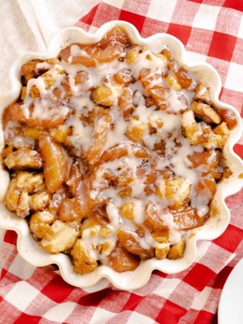 Cinnamon Rolls Apple Pie Filling, Cinnamon Rolls Apple Pie, Cinnamon Rolls Apple, Bake Cinnamon Rolls, Apple Cinnamon Roll Bake, Roll Desserts, Cinnamon Roll Desserts, Baked Breakfast Casserole, Cinnamon Roll Apple Pie