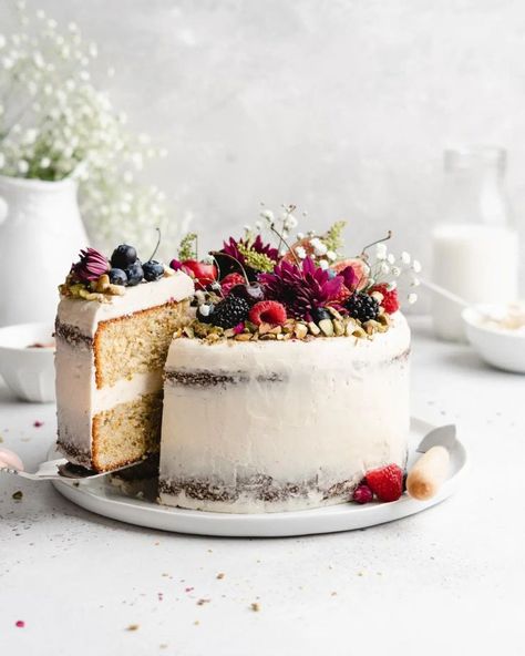 Basic Vanilla Cake Recipe, Pistachio Cake Recipe, Food Photography Cake, Pistachio Cake, Cake Photography, Little Cakes, Savoury Cake, Photo Cake, Rose Water