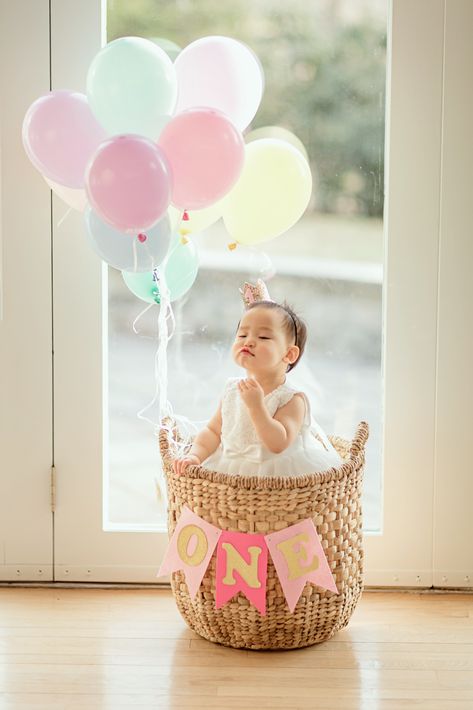 1st Birthday Photoshoot Cake Smash, Easy First Birthday Photoshoot, In Home First Birthday Pictures, First Year Baby Pictures, 1st Birthday Photo, Girl 1st Birthday Photoshooting, 1 Yr Birthday Party Girl, Indoor First Birthday Pictures, Girl First Birthday Photoshooting Ideas