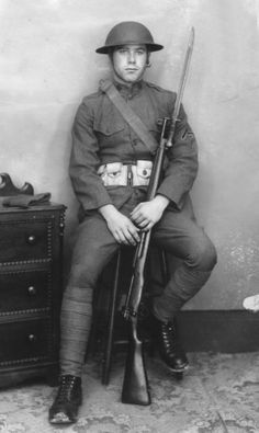 Doughboy was an American infantryman during World War 1. The origin of the word "doughboy" is unclear... Us Army Uniforms, American Uniform, Drawing Summer, Ww1 History, Deco Punk, Canadian Soldiers, Glass Menagerie, Ww 1, About World