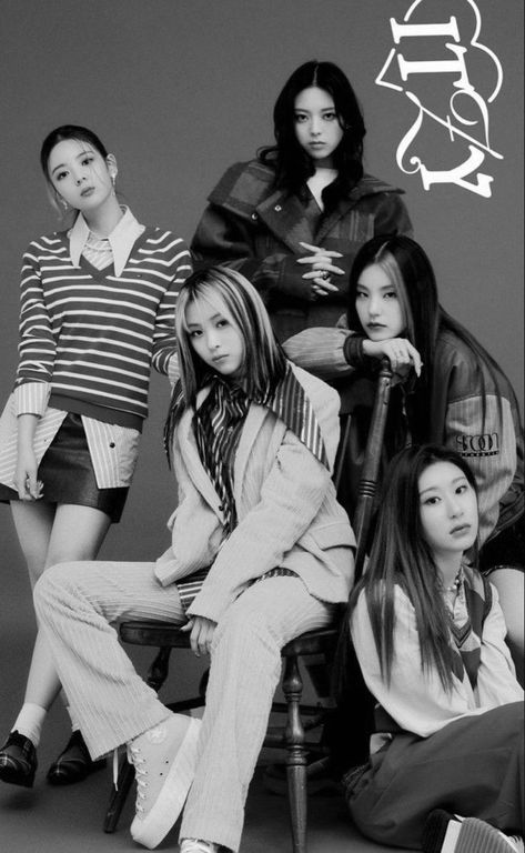 Itzy Wall Prints, Itzy Black And White Poster, Itzy Black And White, Itzy Poster, Posters On Wall Bedroom, Y2k Posters, White Decoration, Dark Green Aesthetic, Pop Posters