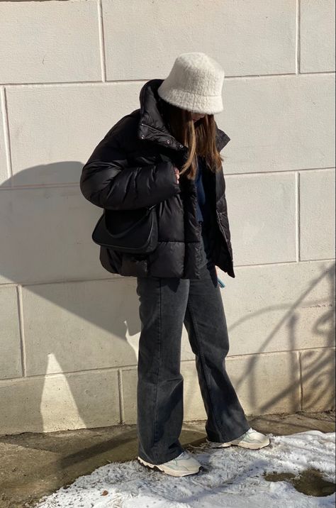 Streetwear Girl Winter, Korean Winter Fashion Outfits, Japan Outfit Winter, Black Outfit Winter, Japan Fits, Winter Outfits Korean, Korean Winter Outfits, Korea Winter, White Bucket Hat