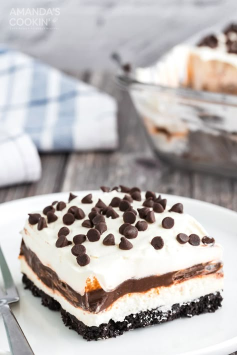 Chocolate lasagna is a no baked layered dessert made with cookies, cream cheese, whipped cream and chocolate pudding. It's a chocolate dessert dream! Layered Dessert, Chocolate Lasagna, Country Cook, Bake Recipes, Layered Desserts, Icebox Cake, Creamy Cheesecake, Chocolate Pudding, Mini Chocolate Chips