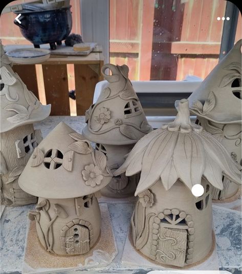 Clay Gnome House, Pottery Fairy Houses Handmade, Pottery Sculpture Ideas Creative, Fairy House Pottery, Pottery By Hand, Ceramic Clay Projects, Pottery Fairy Houses, Clay Hand Building Ideas, Ceramic Art Easy