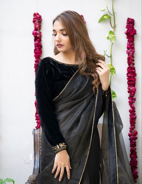 Velvet Back Neck Design, Sari Pose, Saree With Velvet Blouse, Black Velvet Blouse Design, Long Sleeve Blouse Designs, Velvet Blouse Design, Black Blouse Designs, Kerala Saree Blouse Designs, Saree Organza