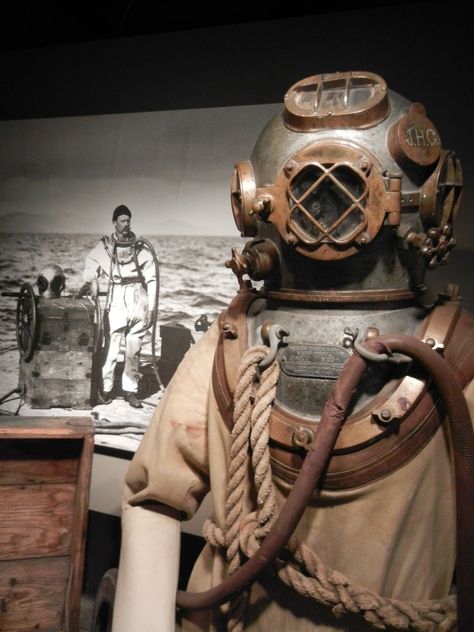 I want to go old school diving Old Diving Suit, Diver Outfit, Underwater Base, Scuba Diver Costume, Diver Helmet, Scuba Suit, Scuba Diving Suit, Diver Tattoo, Divers Helmet