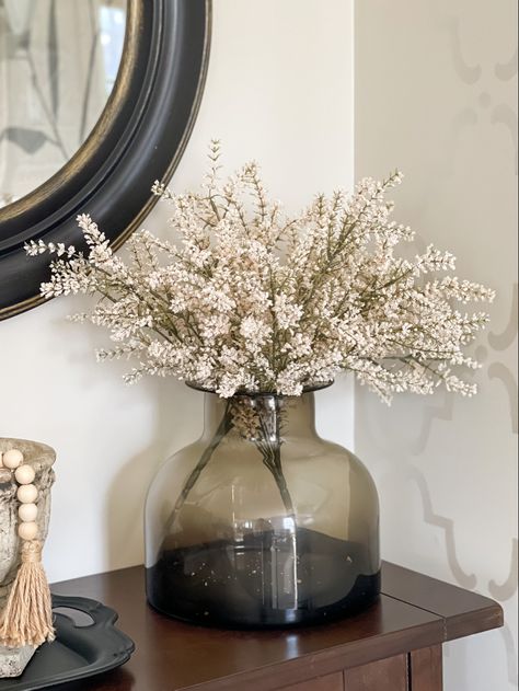 Tray And Vase Decor, Black Glass Vase Decor, Greenery Vase Decor, Bedroom Vase Ideas, Organic Modern Vase Filler, Dining Table Vase Centerpieces, Interior Vases Decoration, Large Flower Vase Ideas, Greenery For Vases Simple