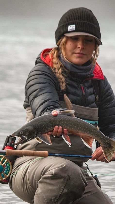 Fly Fishing Girls, Fly Fishing Shirts, Trout Fishing Tips, Fishing 101, Fishing Photography, Bass Fishing Tips, Walleye Fishing, Fishing Adventure, Fishing Women