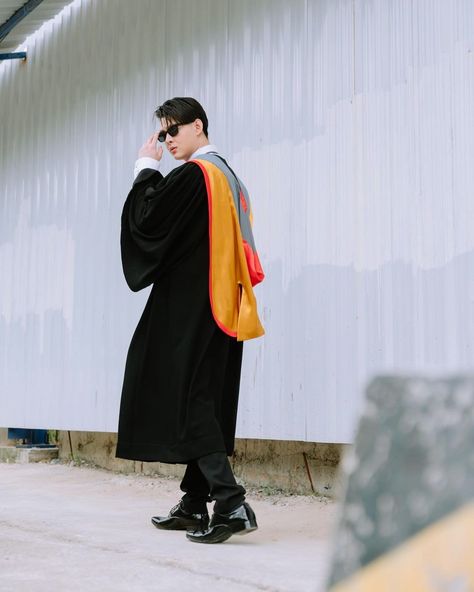 Graduation Men Photography, Boy Graduation Photoshoot, Man Graduation Pictures, Graduation Picture Ideas For Guys, Graduation Photoshoot Men, Graduation Photography Men, Convocation Photoshoot, Graduation Man, Male Graduation