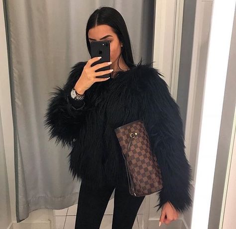 @goldguurls Faux Fur Fashion, Black Fur Coat, Black Faux Fur Coat, Looks Country, Fur Fashion, Fashion Mode, Winter Fashion Outfits, Coat Fashion, Fall Winter Outfits