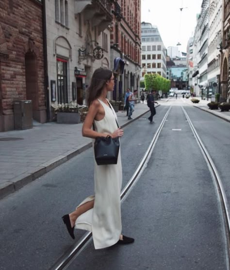 White Long Dress Summer, Minimalist Moda, Boho Street Style, Colorful Outfits, Corporate Chic, Boho Summer Outfits, Look Formal, Stil Boho, City Outfits