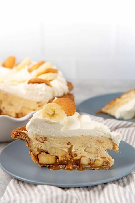 The Best Banana Cream Pie Recipe (Caramel Banana Cream Pie) - The Flavor Bender Banana Cream Pie Decoration, Banana Custard Pie, Best Banana Cream Pie Recipe, Caramel Banana Cream Pie, Banana Caramel Pie, Banana Creme Pie, Cream Pie Filling, Graham Flour, Cream Bun