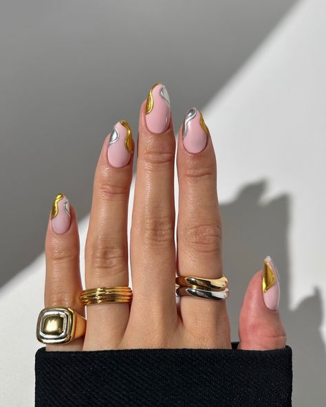 Silver And Gold Chrome Nails Designs, Mixed Metals Nails, Mixed Metal Nails, Gold Chrome Nails Designs, Christmas And New Year Nails, Gold French Nails, Festive Nail Ideas, Bio Nails, Manicure Images