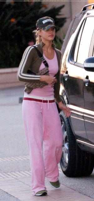 Sporty 2000s Fashion, Jessica Alba Style 2000s, Velour Pants Outfit, Early 2000 Fashion, Jessica Alba Outfit, Ideal Closet, Game Mode, Early 2000s Fashion, Tv Girl