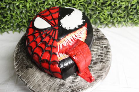 Spider Man Venom Cake, Spiderman Venom Cake, Venom Cake, Iconic Cakes, Venom Party, Spiderman And Venom, Marvel Party, Venom Spiderman, Spiderman Venom