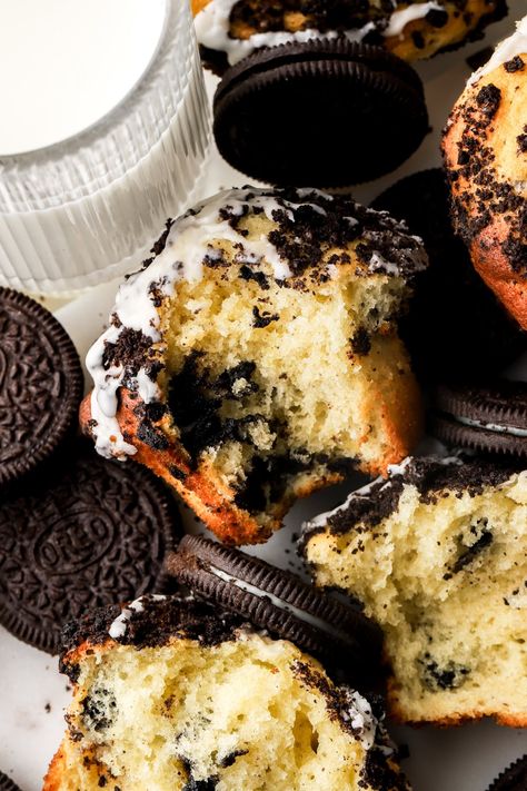 These Oreo muffins are my favorite vanilla muffin recipes studded with chopped Oreos. They have a gorgeous, crispy muffin top, topped with Oreo crumbs and vanilla icing. Oreo Muffins, Nutella Muffins, Oreo Thins, Vanilla Muffins, Muffin Baking, Vegetarian Cookies, Double Chocolate Muffins, Baking Basics, Vanilla Icing