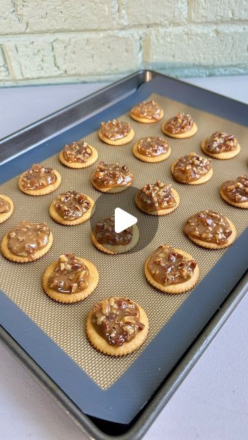 Sophie Knauer | Dangthatssweet on Instagram: "The nutty, chewy topping on these pecan pie ritz cookies compliments the crisp, buttery crackers perfectly and takes literal seconds to whip up. With only 6 ingredients and no baking required, this simple treat hits all the notes! Crunchy, gooey, salty, and sweet! Need I say more? 🤤 

Comment the word “pecan” below to get the full recipe sent to your DM’s, or visit my website, dangthatssweet.com! 

#pecanpie #nobakedessert #easyrecipes" Pecan Pie Ritz Cookies, Pecan Pie With Ritz Crackers, Pecan Pie Ritz Crackers, Ritz Cookies, Christmas Confections, Best Shortbread Cookie Recipe, Ritz Cracker Recipes, Pecan Pie Cookies, Christmas Baking Cookies