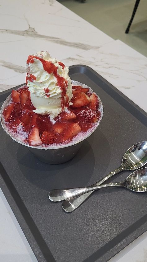 Shave Ice Aesthetic, Ice Cream Bowl Aesthetic, Tub Of Ice Cream Aesthetic, Bingsu Aesthetic, Strawberry Ice Cream Aesthetic, Korean Snapchat, Strawberry Bingsu, Bingsu Korean, Korean Shaved Ice