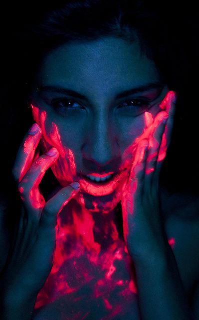 smile Uv Photography, Uv Makeup, Neon Photography, Glow Paint, Paint Photography, Neon Painting, Airbrush Art, Neon Art, Light Painting