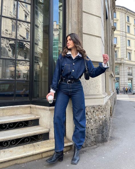 Denim Jumpsuit Outfit Winter, Canadian Tuxedo Women, Denim On Denim Outfits, Jumpsuit And Boots, Denim Jumpsuit Outfit, Double Denim Outfit, Streetwear Outfit Ideas, Tuxedo Women, Canadian Tuxedo