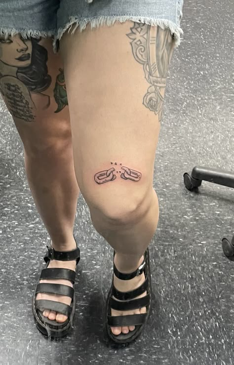 Chain Tattoos For Women, Chain Link Tattoo, Tattoo Freedom, Freedom Tattoos, Shin Tattoo, Chain Tattoo, Petite Tattoos, Knee Tattoo, Broken Chain