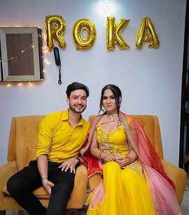 Couple Dress For Roka Ceremony, Roka Ceremony Ideas, Dress For Roka Ceremony, Roka Outfits For Bride, Roka Ceremony Outfits For Bride, Roka Ceremony Outfits, Roka Outfits, Weddings At Home, Outfits For Bride