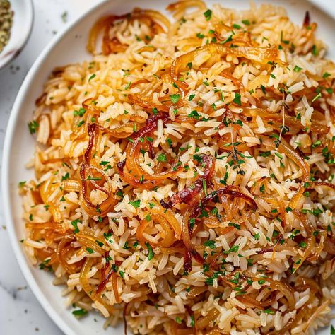 This French onion rice is almost too good to be true! The savory flavor captures the essence of your favorite soup in a hearty side dish. Vegetables Rice Recipes, Savoury Rice Recipes, Rice Flavors, Unique Thanksgiving Side Dishes, French Onion Rice, Flavored Rice Recipes, Rice Sides, Onion Rice, Rice Meals