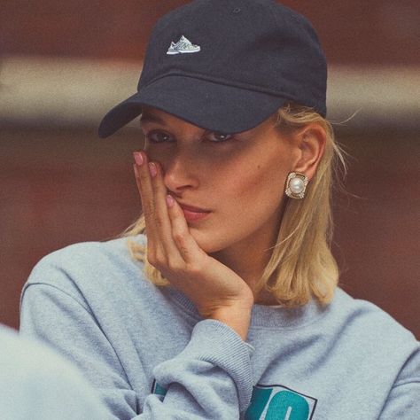 Hailey And Selena, Hair With Hat, Nana Komatsu Fashion, Hailey Baldwin Style, Pink Baseball Cap, Wife Style, Hailey Bieber Style, Hailey Rhode Baldwin, Hailey Rhode