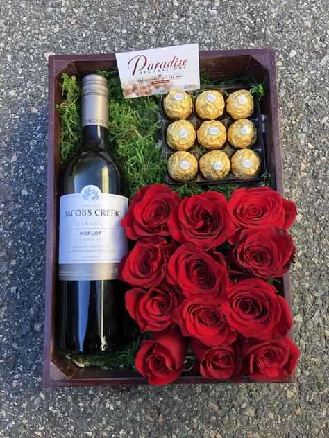 Wine Gift Box Ideas, Valentine Gift Baskets, Chocolate Diy, Valentines Gift Box, Chocolate Gifts Basket, Flower Box Gift, Wine Gift Boxes, Chocolate Flowers, Flower Gift Ideas