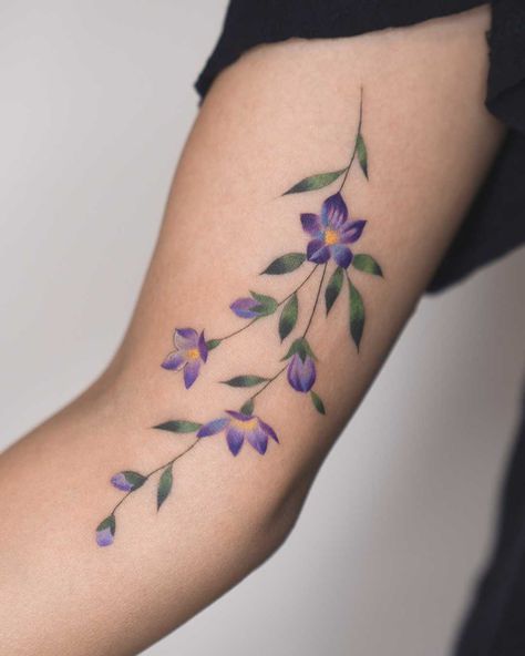 Violet Flower Tattoo, Lily Tattoo Meaning, Purple Flower Tattoos, Violet Flower Tattoos, Water Lily Tattoos, Violet Tattoo, Flor Tattoo, Tato Tradisional, Tattoo Pictures