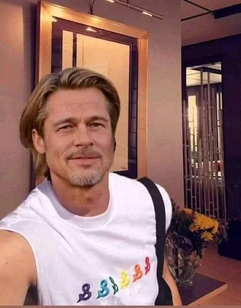 Brad Pitt Pictures, Brad Pitt Style, Bradley Pitt, Brad Pitt Photos, Photo Emma Watson, Christ Tattoo, Daniel Henney, Angelina Jolie Photos, Best Leather Jackets