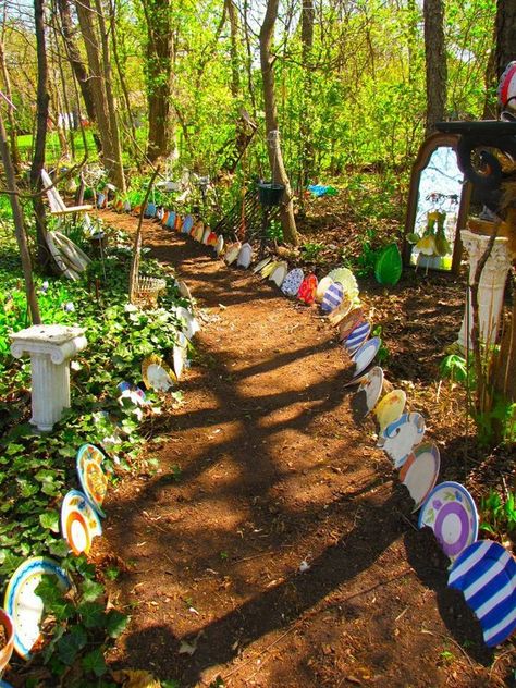 Dishes as decors for wedding aisle Mad Hatter Garden, Alice In Wonderland Garden, Wonderland Garden, Deco Disney, Alice Tea Party, Mad Hatter Party, Alice In Wonderland Theme, Garden Area, Alice In Wonderland Tea Party