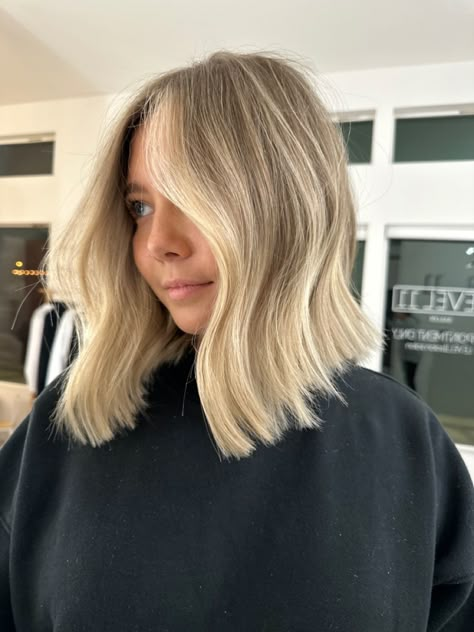 Balayage Blonde Hair Short, Short Soft Blonde Hair, Short Blonde Lowlights Hair, Soft Blonde Balayage Short Hair, Short Blonde Face Framing, Summer Blonde Hair Balayage Ombre, Blended Blonde With Money Piece, Balayage Short Blonde Hair, Collarbone Length Hair Blonde Balayage