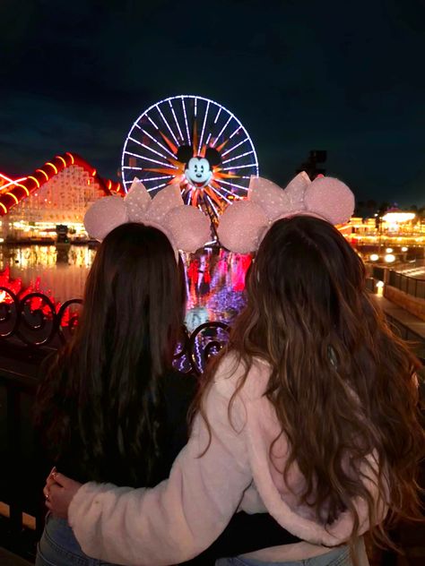 Best Friends In Disneyland, Disneyland Ride Photo Ideas, Disneyland Aesthetic Best Friend, Travel Photo With Friends, Disney Bestie Pictures, Disneyland Group Pictures, Disney World Birthday Pictures, Disneyland With Bestie, Disney Outfits Friends