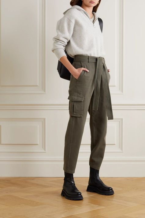 Cargo Pants Winter, Androgynous Outfits, Woman Suit Fashion, Androgynous Fashion, Cold Weather Fashion, Anine Bing, Tapered Pants, Chunky Sneakers, Summer Fashion Outfits