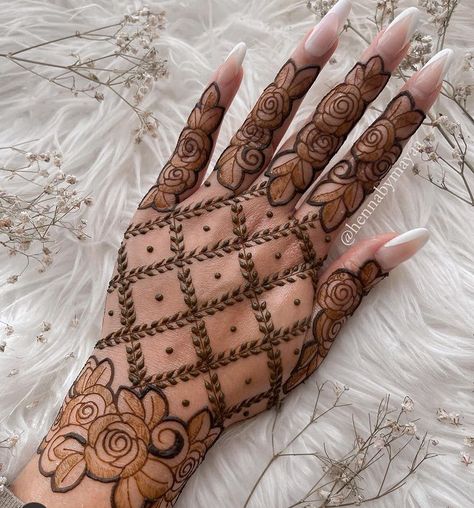 Mehendi Design Back Hand, Mehendi Designs For Hands Simple, Mehendi Designs For Hands, Arabic Mehndi Design, Simple Arabic Mehndi Designs, Easy Henna, Finger Henna Designs, Mehndi Designs Bridal Hands, Henna Art Designs