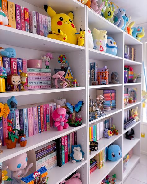 shelfie sunday 🤍🎀🧸🌸🫧📚🧸💗 another view of the new book shelves because I am utterly obsessed with it! 🥹 Aesthetic Book Display, Organize Aesthetic, Bookshelf Inspo, Cute Bookshelves, Bookshelf Aesthetic, Bookshelf Inspiration, Bookshelves In Bedroom, Room Organisation, Chill Room